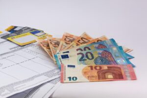 過払い金の請求でカードが使えなくなるか、知っておくべきことは？
